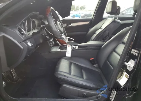 2012 Mercedes-Benz C 250 z USA, uszkodzony, nr VIN WDDGF4HB9CR240714